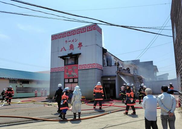 上越市冨岡の火災現場＝１７日