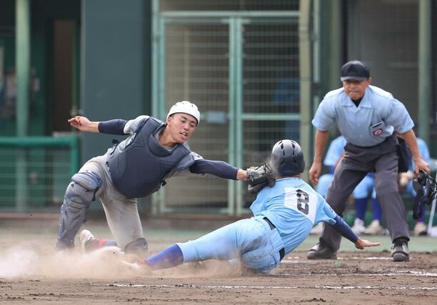 加茂暁星－中越　本塁生還を阻止する中越の捕手樋口優志＝三条市パールスタ