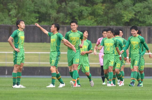 男子サッカー決勝　帝京長岡－開志学園ＪＳＣ　５－０で勝利し笑顔を見せる帝京長岡の選手ら＝新発田市五十公野公園陸上競技場