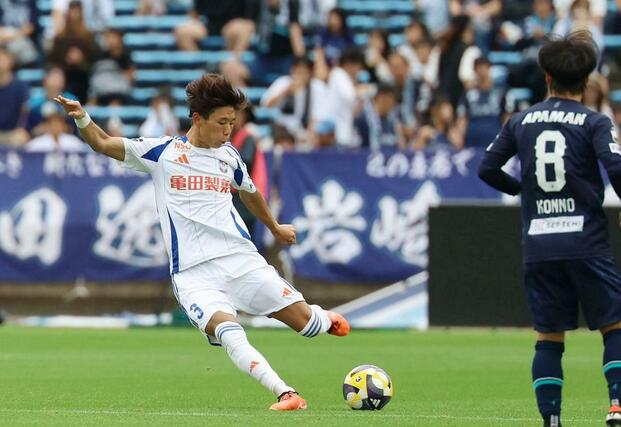 福岡－新潟　後半、前線にパスを出すＤＦ稲村＝６月２１日、福岡市のベスト電器スタジアム