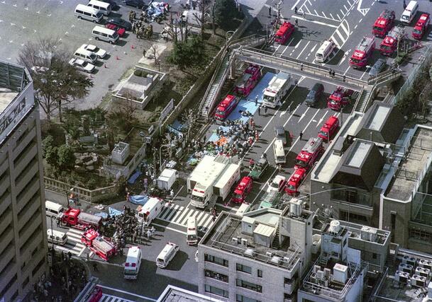 地下鉄サリン事件が起き、築地駅前に集まった多くの救急車両や消防車両＝１９９５年３月２０日、東京都中央区