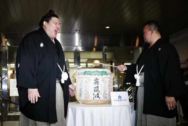 大相撲秋場所で優勝を果たし、師匠の二所ノ関親方（右）から水をつけてもらう大の里＝茨城県つくば市