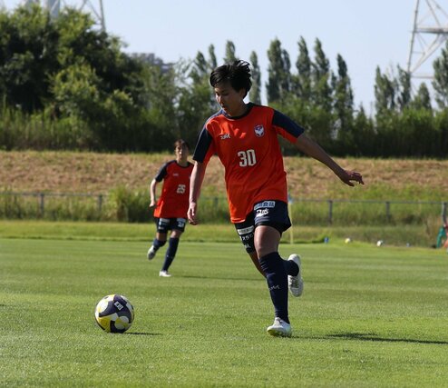 攻め上がるFW那須野陽向