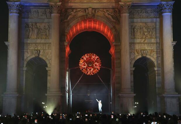 イタリア・ミラノの「平和の門」にともされたミラノ・コルティナ冬季パラリンピックの聖火＝６日（共同）
