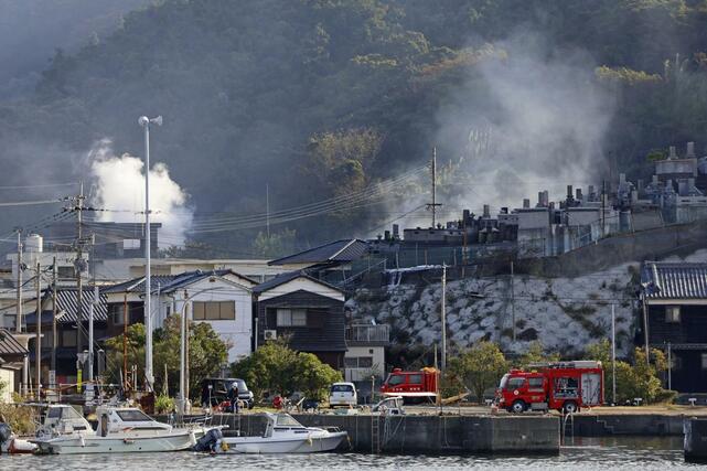 煙が上がる大分市佐賀関の大規模火災現場＝１９日午前９時半前