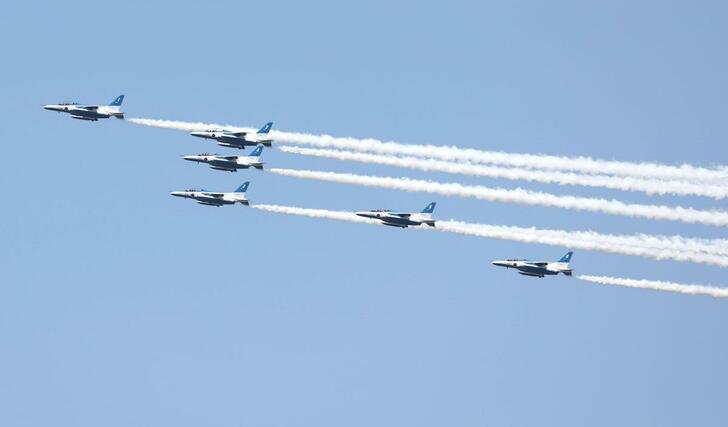 中越大震災復興記念祭に合わせて行われた、航空自衛隊によるブルーインパルス展示飛行＝２０２６年４月１９日、小千谷市の信濃川上空