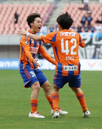 新潟-G大阪 後半、同点ゴールを決めて喜ぶMF奥村仁(左)=ビッグスワン