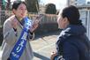 有権者と話す五十嵐衣里さん=2月4日、東京都多摩市