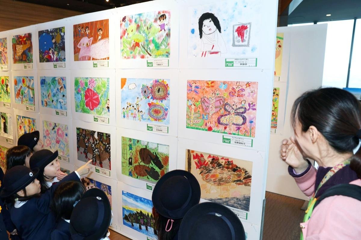 新潟県ジュニア美術展覧会作品集  第３０回展記念 /新潟日報メディアネット/新潟県美術教育連盟（大型本） 楽天市場】新潟日報事業社 新潟県ジュニア美術展覧会作品集 第30回展
