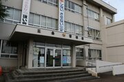 知人女性を投げ倒して顔を殴り、骨折負わせたか　三条市の42歳男を傷害の疑いで逮捕、容疑は否認