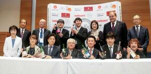 「インターナショナル・ワイン・チャレンジ(IWC)」の日本酒部門審査会で、最高賞の「トロフィー」を受賞した蔵元の関係者ら=22日午後、広島市