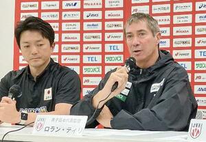 オンライン記者会見するバレーボール男子日本代表のティリ監督(右)=19日(日本バレーボール協会提供)