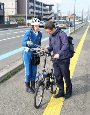 青切符制度の導入を受けて行われた新潟中央署の街頭取り締まり=3日、新潟市中央区