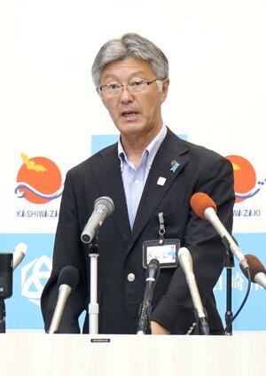 会見する柏崎市の桜井雅浩市長=8月6日、柏崎市役所