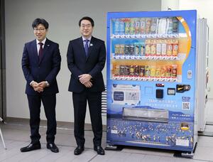 包括連携協定の一環で設置された潟デザインのラッピング自動販売機＝新潟市役所