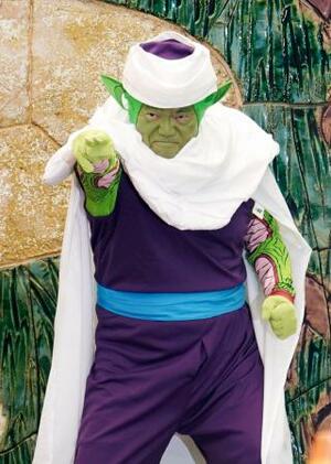 人気漫画「ドラゴンボール」のキャラクター・ピッコロに扮し、必殺技を披露する愛知県の大村秀章知事=30日午後、名古屋市