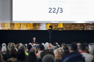 ベルギーのブリュッセル空港での追悼行事で、黙とうする人々=22日(共同)