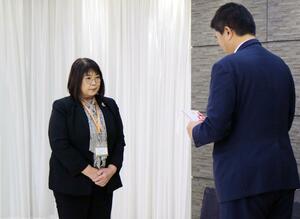 生命保険協会県協会が福祉関係の団体に目録などを手渡した贈呈式＝１１月２５日、新潟市中央区