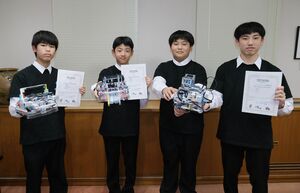 ロボカップジュニア・ジャパンオープンに出場した(左から)皆川倫太朗さん、吉川耕太さん、小林暖武さん、森幹太さん=新発田市乙次
