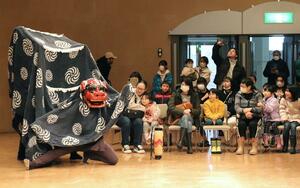迫力ある動きで観客を沸かせた獅子舞の演舞=1月28日、村上市岩船