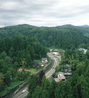 原発事故時の避難経路として想定される国道8号。道路沿いの住民は、大雪時の避難に対する不安を感じている=長岡市(本社小型無人機から)