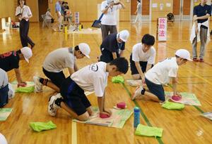 小中学生や地域住民らが災害時の対応を学んだ防災訓練=佐渡市赤泊