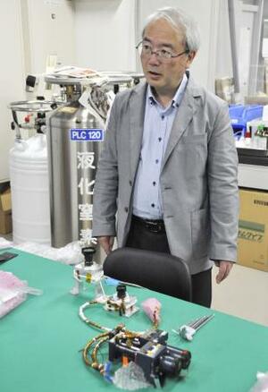 高橋幸弘教授と人工衛星用に開発したカメラ