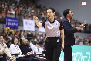 広島―長崎戦でB1史上初の女性主審を務めた北沢あや子さん=2024年12月、広島サンプラザホール((C)B.LEAGUE提供)