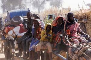 　スーダンのダルフール北部で、２０２５年４月の即応支援部隊（ＲＳＦ）による襲撃を受けて移動する避難民（ロイター＝共同）