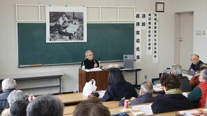 坂口安吾の作品を生原稿を基に解説した講演会＝新潟市秋葉区新津東町２