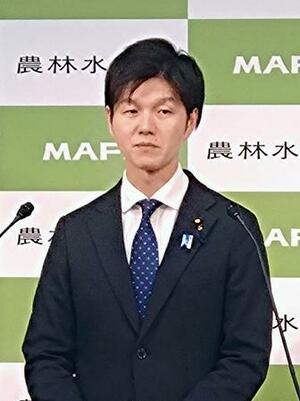 全国地方新聞社連合会との会見に出席した鈴木農相=22日午後、農水省
