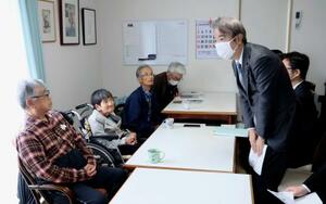 　水俣病患者らの支援施設を訪問し、胎児性患者の坂本しのぶさん（左手前から２人目）らとの面会に臨む石原環境相＝３０日午後、熊本県水俣市（代表撮影）