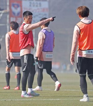 チームを引っ張るＦＷ小野裕二＝宮崎県都城市