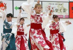「よさこい祭り」で演舞を披露する石川県能登地方のチーム「舞幻」のメンバー=10日、高知市