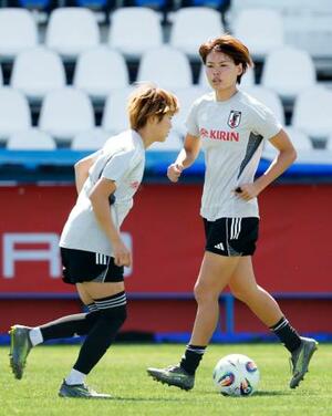 サッカー女子国際親善試合のスペイン戦に向け、最終調整する熊谷(右)=レガネス(共同)