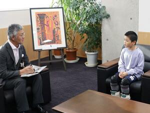 プロ選手に昇格したことを報告する田尻小5年の松田悠里さん=柏崎市役所