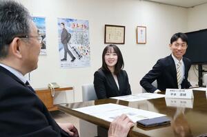 関口市長に活動を報告する尾身拓矢さん(右)と平本菜緒さん=27日、十日町市役所