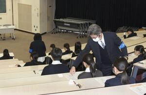 問題用紙が配布され、試験開始を待つ受験生=2月25日、上越市の上越教育大