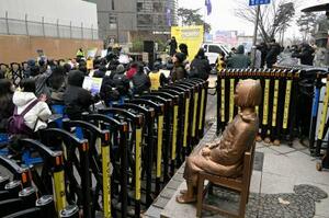 　慰安婦問題を象徴する少女像前で開かれた日本に謝罪を求める集会＝１１日、ソウル（共同）