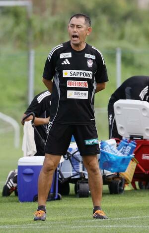 体調不良から復帰し、熱心に指導する入江徹監督=聖籠町