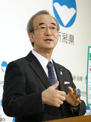 知事定例会見で記者に説明する花角英世知事＝２日、県庁