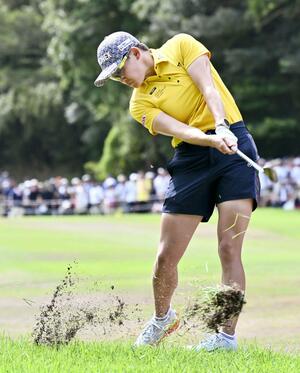 最終日、9番でショットを放つ岩井明愛。通算16アンダーで大会2連覇を果たした=新南愛知CC