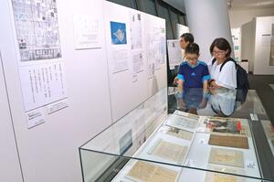 小柳胖記者が書いた手紙や、当時の新聞の複写パネルが展示される企画展=新潟日報メディアシップ5階のにいがた文化の記憶館