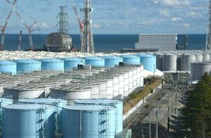 放射性物質トリチウムなどを含む処理水が貯蔵されるタンク群=2019年12月4日、福島第一原発(代表撮影)