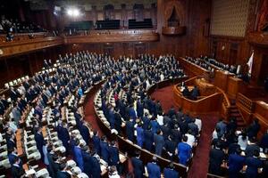 　２０２６年度暫定予算案を可決した衆院本会議＝３０日午後