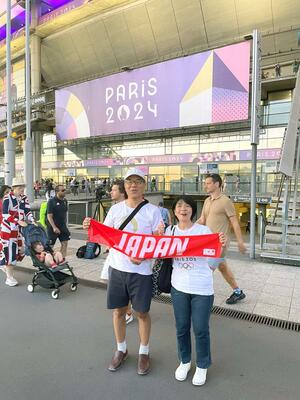 北口榛花選手の活躍を現地で見守った中條功一さん(左)と順子さん=10日、パリ郊外