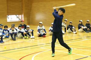 野球教室で打撃を披露する滝澤夏央選手=上越市大貫2