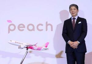 刷新したロゴマークと機体デザインを発表するピーチ・アビエーションの大橋一成最高経営責任者=31日午後、大阪市北区
