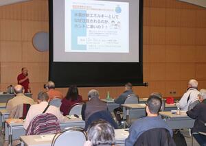 新潟工科大の小野寺正幸准教授が水素の性質や製造方法などを解説した講座=柏崎市東本町1