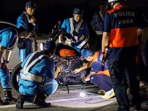 ポートアイランドで実施された兵庫県警の取り締まり=13日夜、神戸市中央区